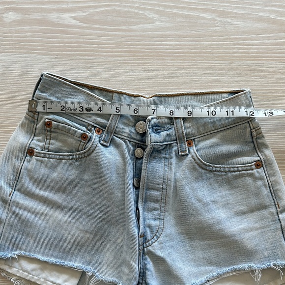 Women’s Levi’s Denim Shorts - Great condition - Intentional distress - Picture 7 of 13